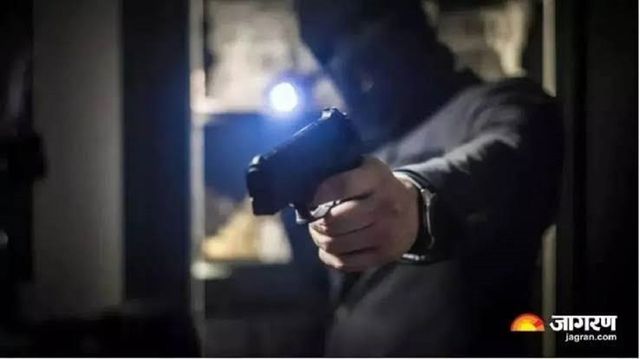 प्रापर्टी डीलर के आफिस पर ताबड़तोड़ फायरिंग; गोली लगने से डीलर का बेटा गंभीर घायल, हायर सेंटर के लिए रेफर
